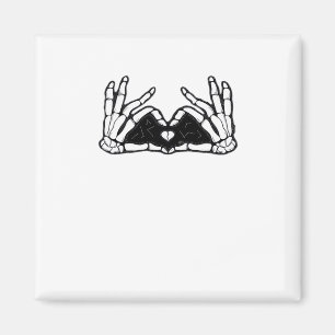 Aimant Le Squelette Met La Tête D'Un Coeur