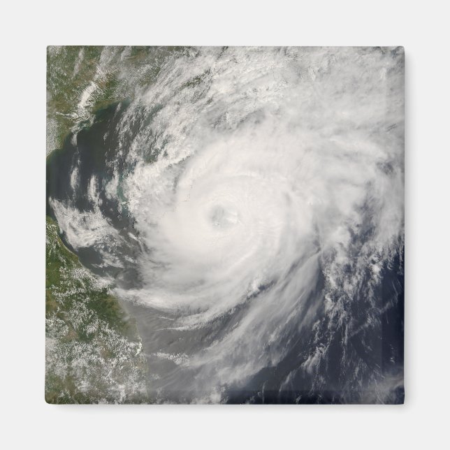 Aimant Le typhon Neoguri approche de la Chine (Devant)