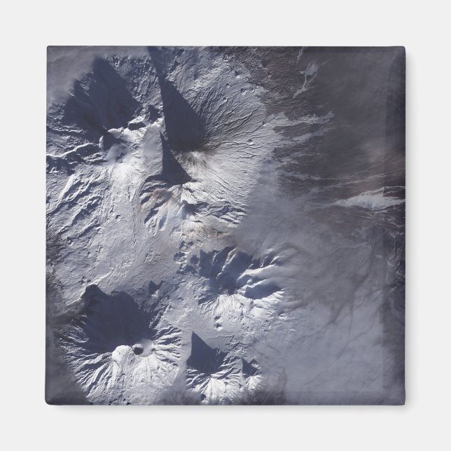 Aimant Le volcan Bezymianny expose un modeste panache (Devant)