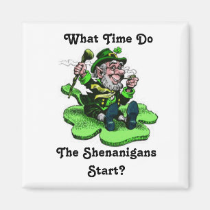 Aimant Leprechaun Assis Sur Un Shamrock