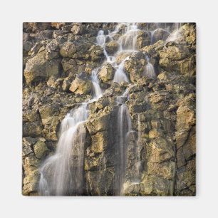 Aimant Les chutes de saumure de la roche volcanique