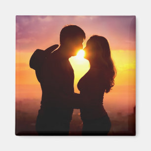 Aimant Les couples silhouettent au coucher du soleil