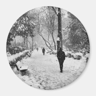 Aimant Les gens dans le parc pendant la journée d'hiver