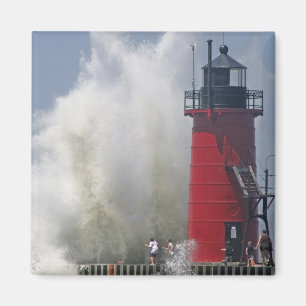 Aimant Les gens sur la jetée regardent de grandes vagues