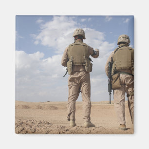 Aimant Les marines balayent l'horizon pour l'activité