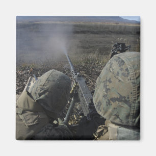 Aimant Les marines mettent le feu à une mitrailleuse de