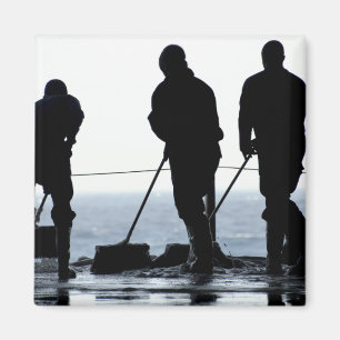 Aimant Les marins balayent la baie de hangar