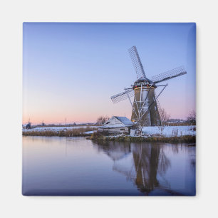 Aimant Les moulins à vent en hiver pendant le lever de so