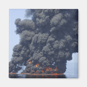 Aimant Les nuages foncés de la fumée et du feu émergen