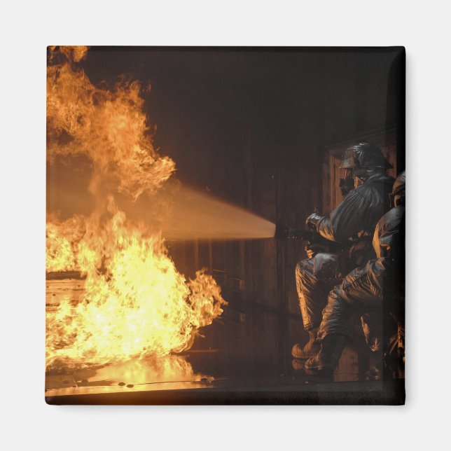 Aimant Les pompiers éteignent un feu simulé de batterie (Devant)