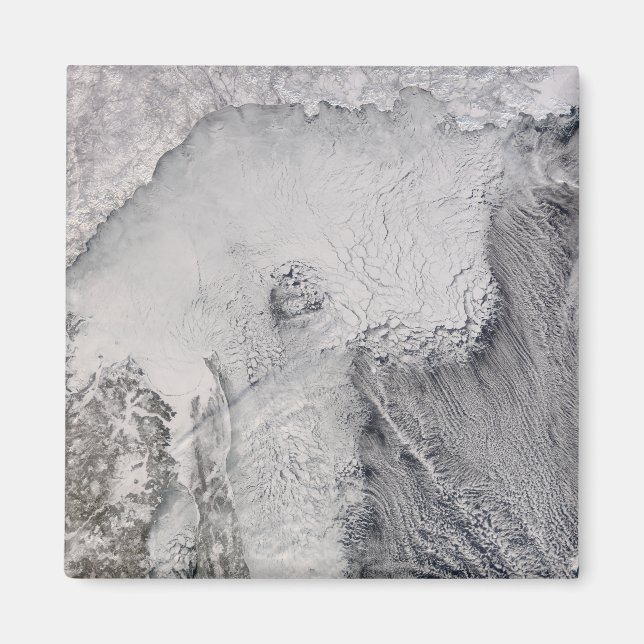 Aimant Les rues glacées et nuageuses dans la mer d'Okhots (Devant)