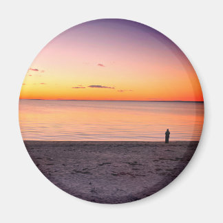 Aimant Lone Figure Standing on Ocean Beach Photo