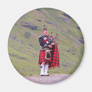 Aimant Lone Scottish bagpiper, Highlands, Écosse