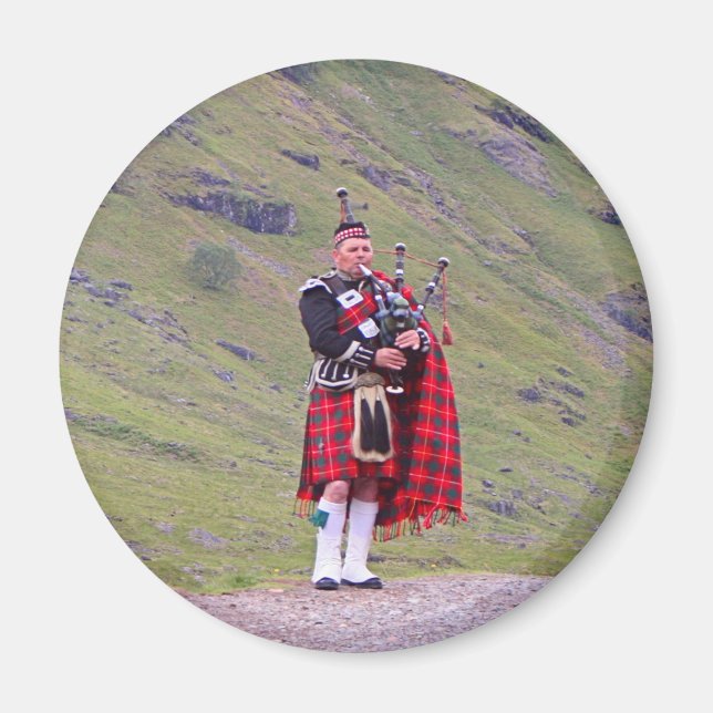 Aimant Lone Scottish bagpiper, Highlands, Écosse (Devant)