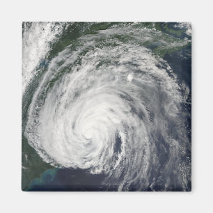 Aimant L'ouragan Earl au large du centre-Atlantique