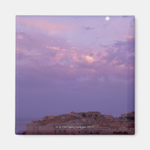 Aimant Lune au-dessus de vieille ville