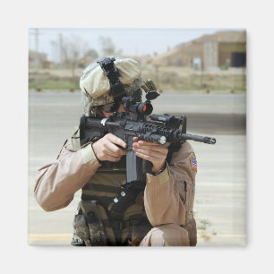 Aimant L'US Air Force Airman assure la sécurité