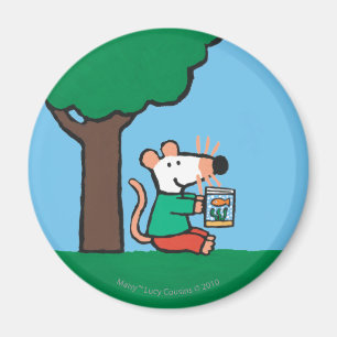 Aimant Maisy lit son livre de bibliothèque dehors