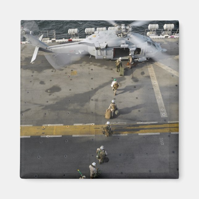 Aimant Marines se prépare à embarquer sur un MH-60S (Devant)