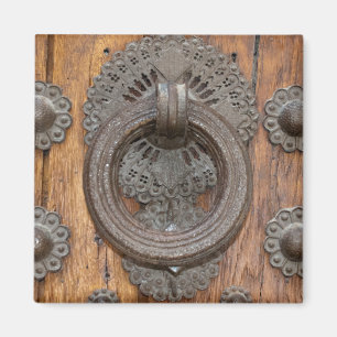 Aimant Métal Knocker sur la vieille porte en bois