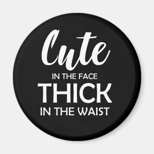 Aimant Mignonne Dans Le Visage Épais Dans La Taille