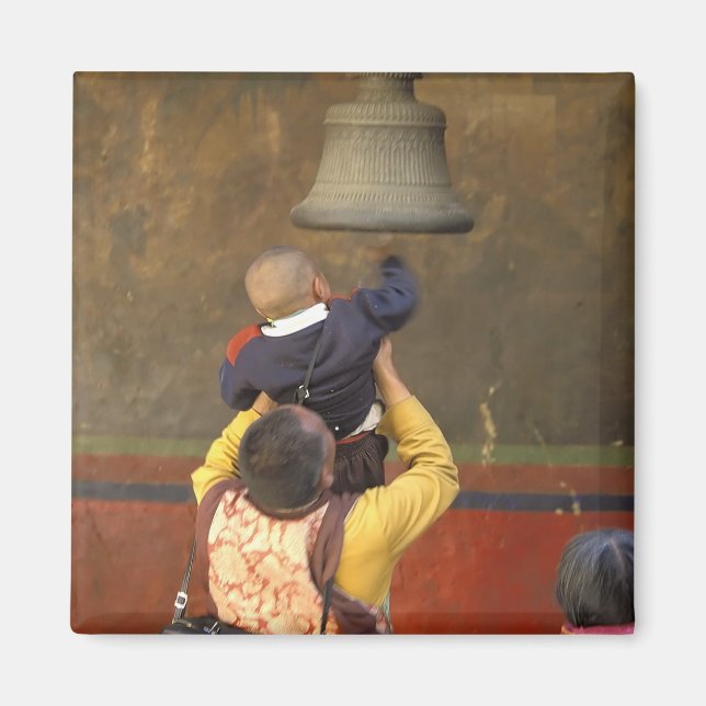 Aimant Moine bouddhiste tibétain levant un garçon pour so (Devant)