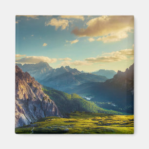 Aimant Montagnes et vallée au coucher du soleil