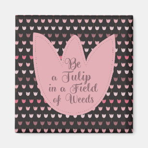 Aimant Motif Tulipe rose simple avec arrière - plan foncé