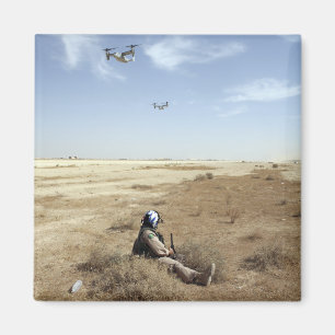 Aimant Mouche d'Ospreys de MV-22B au-dessus d'hôpital