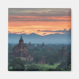 Aimant Myanmar, lever de soleil à Bagan