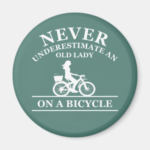 Aimant Ne sous-estimez jamais une vieille dame à vélo