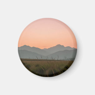 Aimant Paysage de montagnes d'herbe sauvage au coucher de