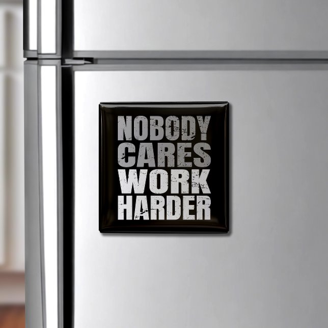 Aimant Personne ne s'inquiète Travail Motivation plus dif (Stay motivated daily with a "Working Hard" refrigerator magnet—your reminder to keep pushing!)