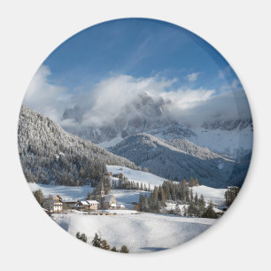 Aimant Petit village avec des montagnes de dolomites dans