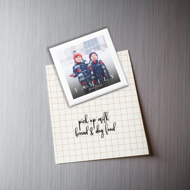 Aimant Photo de famille simple personnalisée (Simple minimalist photo magnet with "FAMILY" typography)