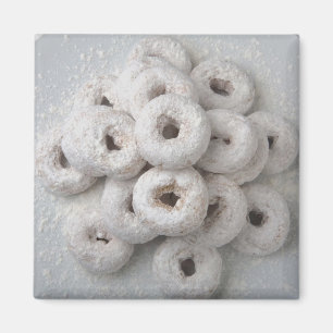 Aimant Plan rapproché des beignets en poudre dans un pla