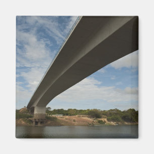 Aimant Pont reliant la Guyane au Brésil sur le Takutu