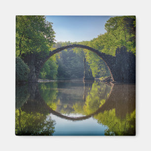 Aimant Pont rond gris sur une rivière dans la forêt