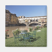 Ponte Vecchio et table le long de la Rive Arno
