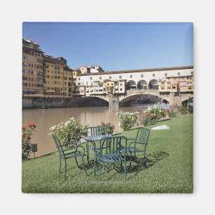 Aimant Ponte Vecchio et table le long de l'Arno les