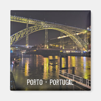 Aimant Porto - Portugal. Scène De Nuit Près De La Rivière