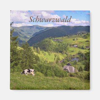 Aimant prés verts et une vache avec vue panoramique