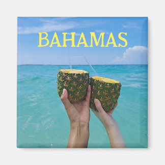 Aimant punch au rhum d'ananas sur la plage, Bahamas