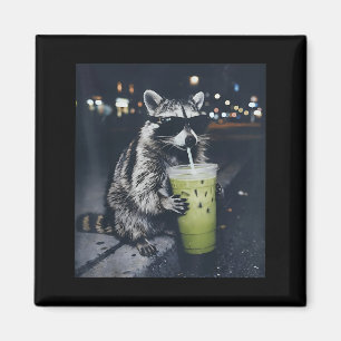 Aimant Raton laveur drôle buvant un latte glacé au matcha