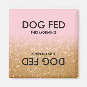 Aimant rose de rappel de chien d'alimentation