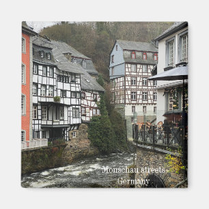 Aimant Rues de Monschau avec maisons à colombages et rivi