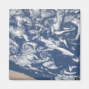 Aimant Rues nuageuses vortex au large de la côte