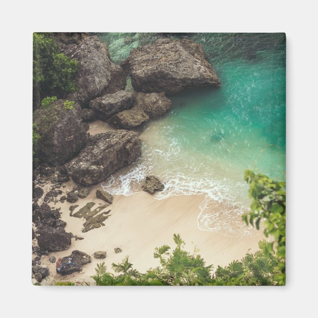 Aimant Sandy Beach Cove avec arbres verts, rochers et océ (Devant)