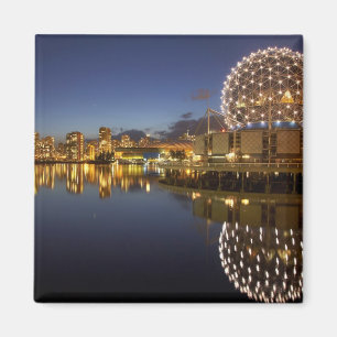 Aimant Science World et CBD reflété dans False Creek,