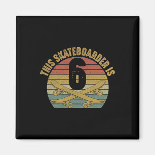 Aimant Skateboardeur de 6 ans faisant du skateboard pour